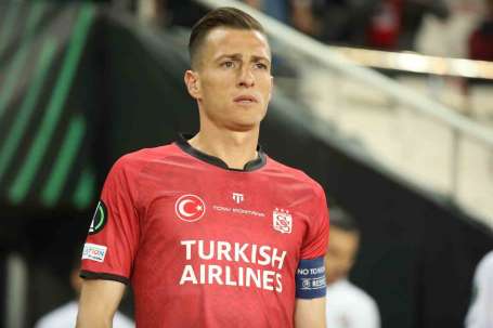 Sivasspor'un kaptanlarndan depremzedelere destek
