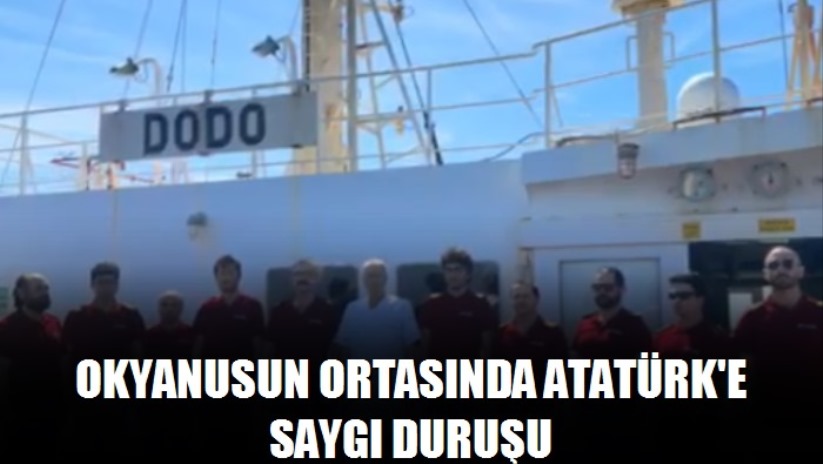 Okyanusun ortasında Atatürk'e saygı duruşu