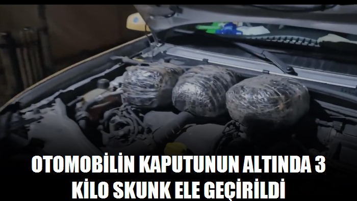 Otomobilin kaputunun altında 3 kilo skunk ele geçirildi
