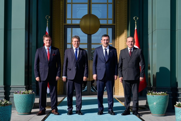 Cumhurbaşkanı Yardımcısı Yılmaz, KKTC Başbakanı Ünal Üstel ile bir araya geldi