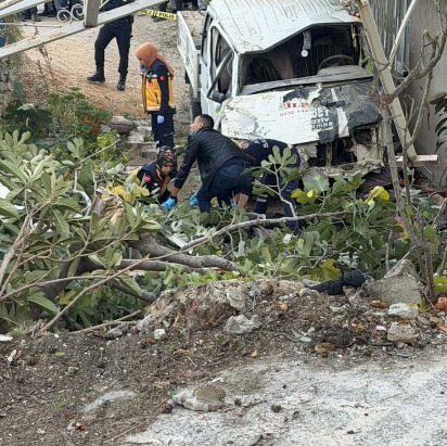Denizli'de kamyonet evin bahçesine uçtu; 1 ölü, 3 yaralı