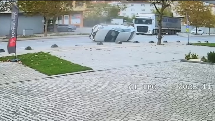 İstanbul - Sancaktepe'de dönüş yapan TIR, otomobile çarptı; kaza kamerada