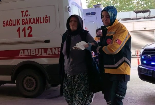 Merdaneli ütüye sıkışan elleri yandı