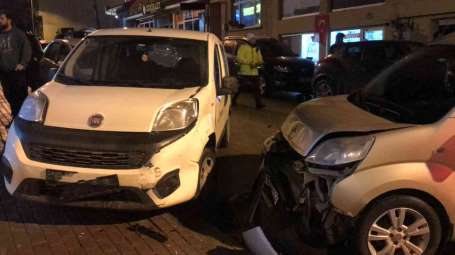 Bilecik'te zincirleme trafik kazas, 4 araç hasar görürken 2 kii de yaraland