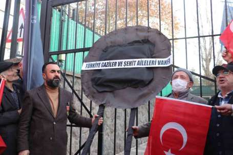 Gaziler ile ehit yaknlar, sveç'in Ankara Büyükelçilii'ne siyah çelenk brak