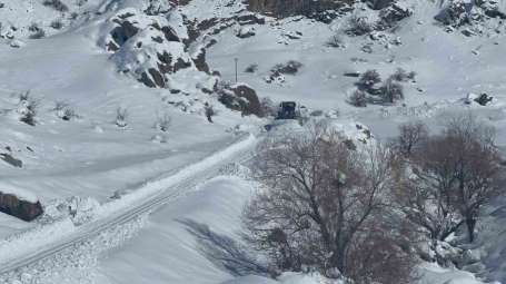 Hakkari'de 7 yerleim yeri yolunun açlmas için çalmalar sürüyor