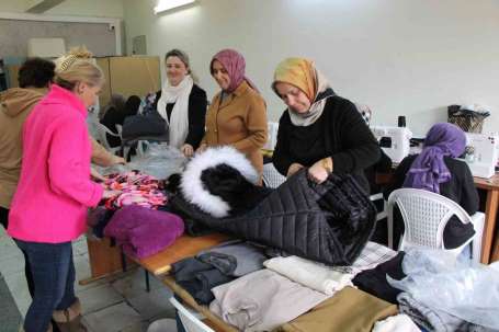 Amasyallar depremzedeler için kyafet ve battaniye dikiyor