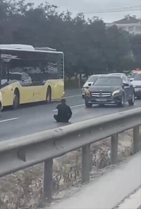 Büyükçekmece'de D-100'de elinde bıçakla polisi harekete geçirdi; trafik yoğunluğu oluştu