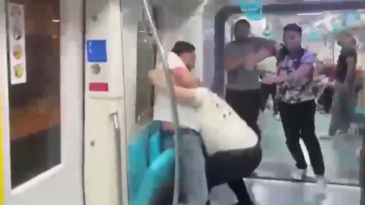 Pendik'te Marmaray'da yumruklu kavga kamerada