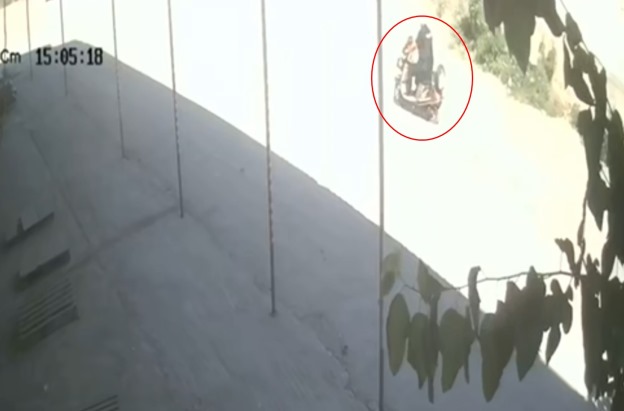 Motosikletlerin çarpıştığı kaza kamerada: 1'i ağır, 2 yaralı