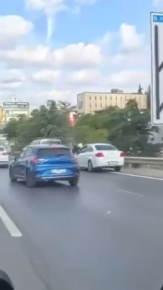 Pendik'te otomobilin çarptığı motosiklet sürücüsü yaralandı; kaza kamerada