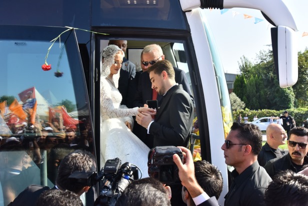 Düğünleri öncesi Cumhurbaşkanı Erdoğan'ı karşılamaya gittiler