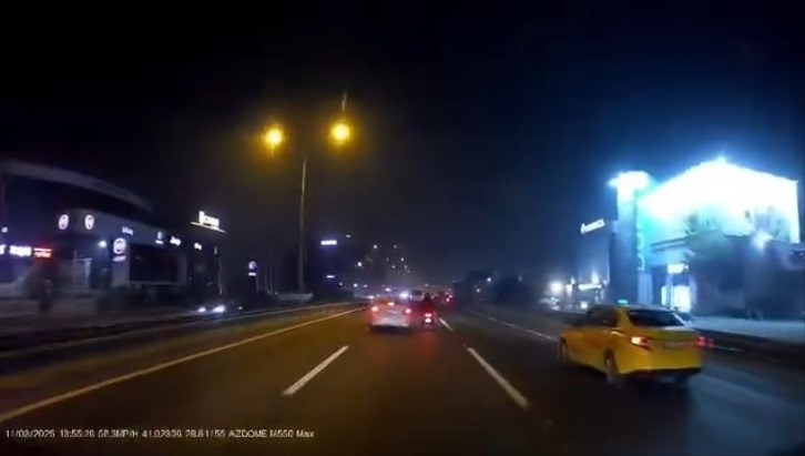 İstanbul- Küçükçekmece'de otoyolda savrulan otomobil bariyerlere çarptı; kaza kamerada