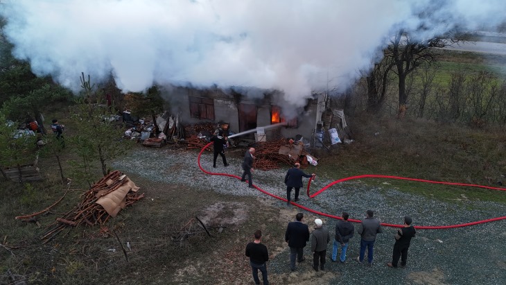 Sobaya su yerine benzin dökünce çıkan yangında yaralandı