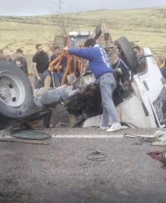 Yolcu otobüsüyle çarpışan kamyonetin sürücüsü öldü, 2 arkadaşı yaralı