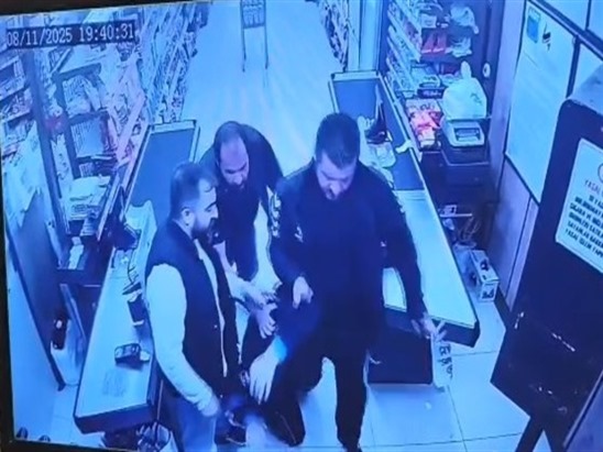 Oğlunu darbettiğini öne sürdüğü market çalışanını yumruklayıp tekmeledi (2)