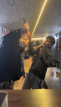 İstanbul - Beyoğlu'nda oyuncu Bahadır Ünlü hırsızlık yaptığı iddiasıyla çalışanını beyzbol sopasıyla darbetti