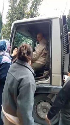 İstanbul - Sarıyer'de ciple beton dökme kamyonu kafa kafaya çarpıştı: 3 yaralı