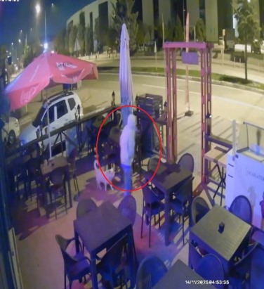 İş yerine defalarca giren hırsızı sopayla kovaladı; o anlar kamerada