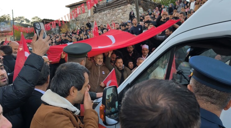 Düşen uçakta şehit olan 2 askerin cenazesi Bursa'ya getirildi (4)