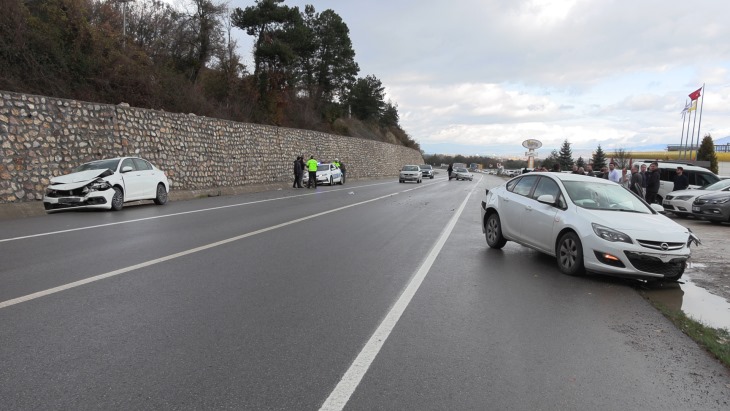 3 otomobil çarpıştı; 3 yaralı