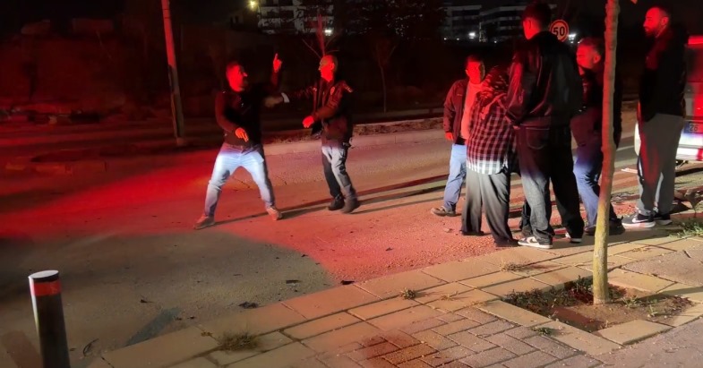 2 aracın çarpıştığı kazada tanıdık çıkan taraflar arasında gerginlik yaşandı