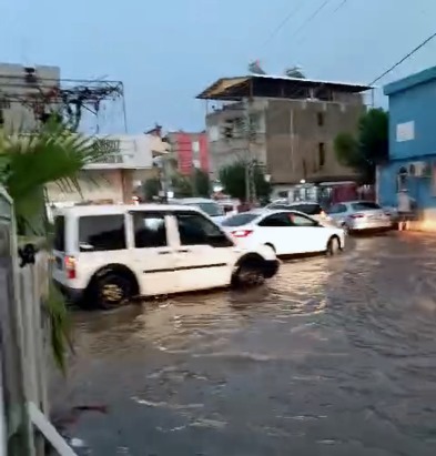 Adana'da kısa süreli sağanak hayatı olumsuz etkiledi