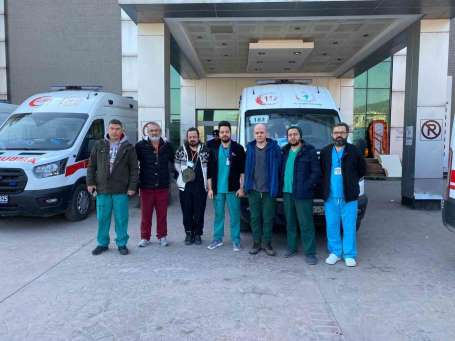 Aydn'dan Hatay'a gönüllü olarak giden 26 salk personeli depremzedelere hizmet