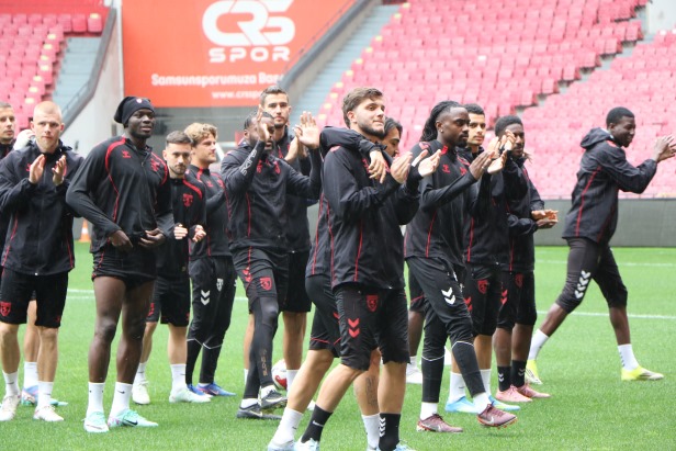 Samsunspor'da 1 antrenör ve 4 futbolcuyla yollar ayrılıyor