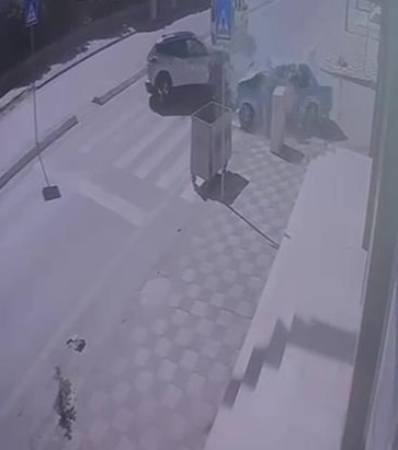 Karşı şeride geçen otomobilin ciple çarpıştığı kaza kamerada: 3 yaralı