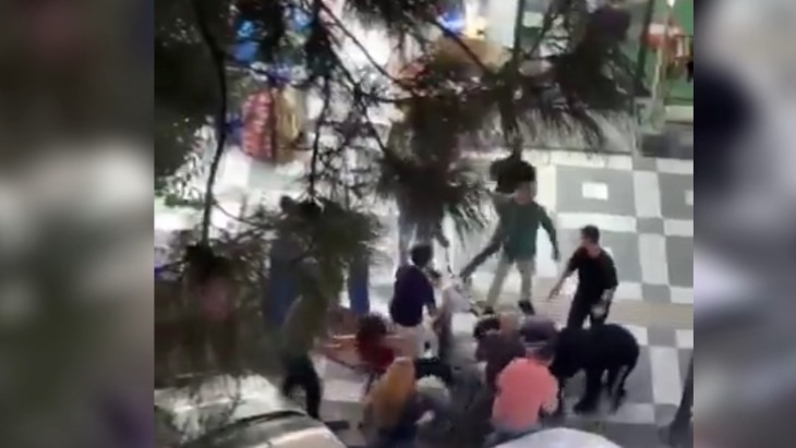 Döner bıçaklı kavga kamerada: 2 yaralı