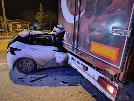 TIR'a arkadan çarpan otomobil sürücüsü yaralandı