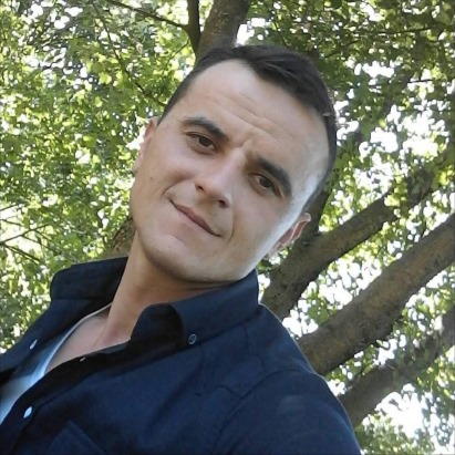 Yere düşen yaya, servis minibüsünün altında kalarak öldü; kaza anı kemarada