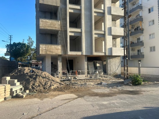 Adana'da 4'üncü kattan düşen inşaat işçisi öldü