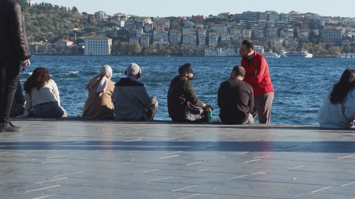 İstanbul- İstanbul'da ara tatil biterken güneşli havayı fırsat bilenler sahilleri doldurdu