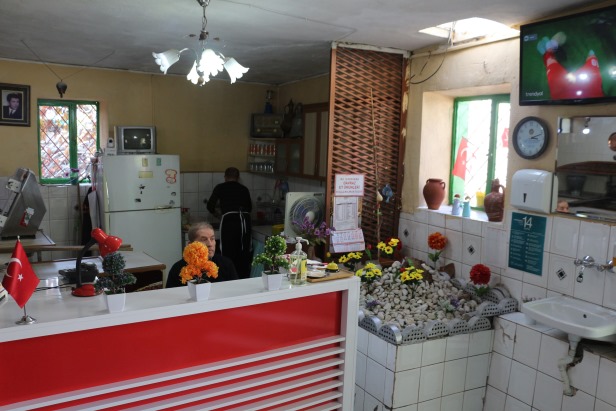 Pide salonundaki isimsiz mezar şaşırtıyor