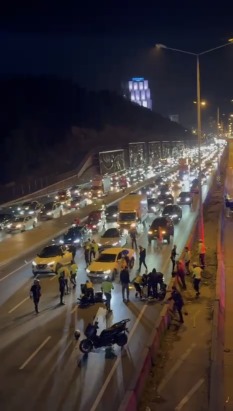 İstanbul Maltepe'de kazaya müdahale eden trafik polisine motosiklet çarptı; o anlar kamerada