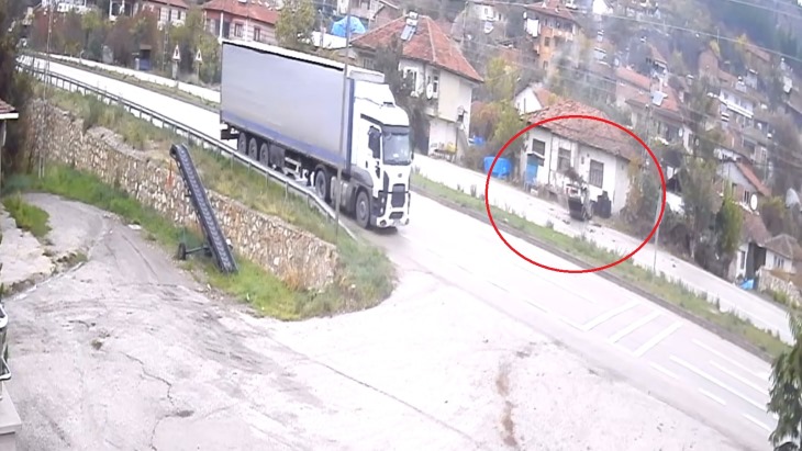 Otomobilin trafik levhasına çarpıp, takla attığı kaza kamerada