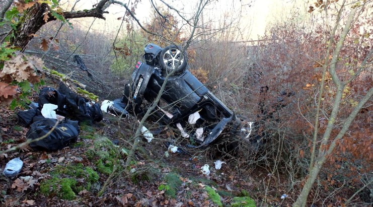 Kaçak göçmenleri taşıyan otomobil, devrildi: 8 yaralı