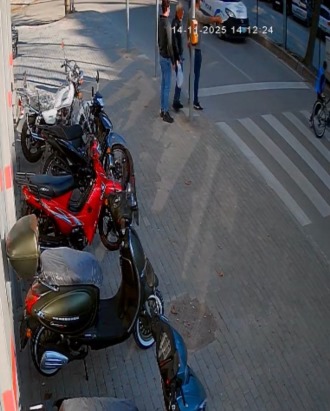 Polis aracının bisikletiyle karşıya geçen çocuğa çarptığı kaza kamerada