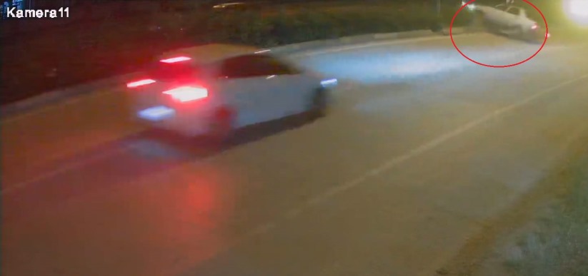 Bursa'da takla atan otomobil sürücüsü için esnaf seferber oldu; kaza anı kamerada
