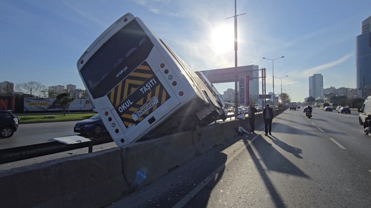 İstanbul-Kadıköy'de hafif ticari araca çarpan servis minibüsü yan yattı