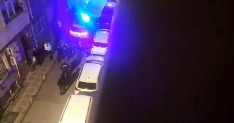 İstanbul - Bayrampaşa'da tüfekle etrafa ateş açan kişi yakalandı; 1'i polis 4 yaralı