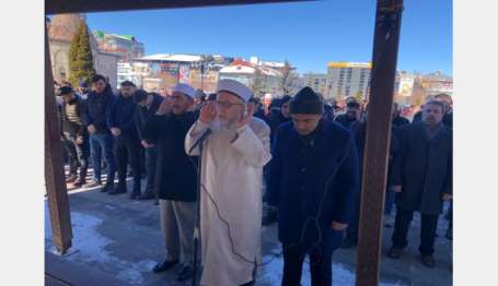 Depremde hayatn kaybedenler için Erzurum'da gyabi cenaze namaz klnd