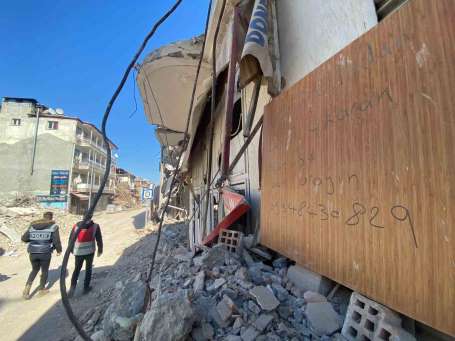 Hatay'da enkazda yaknlarn bulamaynca mesaj brakt: 'Enkazda ceset çkaran o