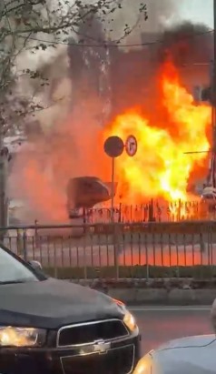 İstanbul - Sultangazi'de yanan hafif ticari araç kullanılamaz hale geldi