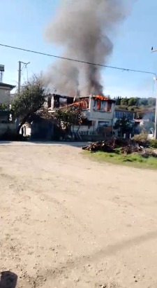 Bursa'daki yangında bir ev küle döndü, bir evde hasar oluştu