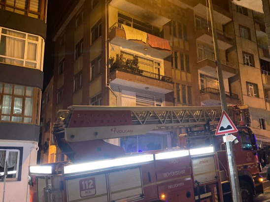 Yanan evde mahsur kalan anne ve oğlu yaralandı