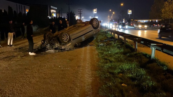 Kontrolden çıkan otomobil, ters döndü: 2 yaralı / Görüntü eklendi