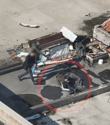 Tartıştığı babasını bıçaklayarak öldürdü; işletmenin çatısında yakalandı (3)